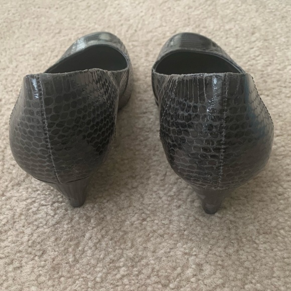 Tahari Gray Snake Wedges, Faux Snakeskin, NWT, Size 10 - Picture 2 of 6